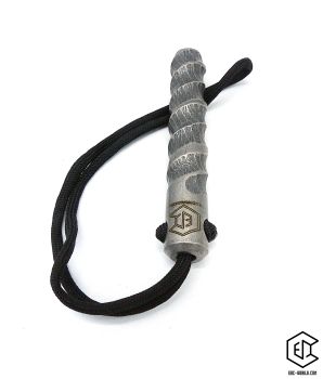 Preview: Handgeschmiedeter Kubotan HC-22-2 Unikat (Custom Made) von vorne auf weißem Hintergrund. Seriennummer SN sichtbar, Totenkopf-Gravur, schwarzer Paracord-Fangriemen, 3 Bohrungen. GPSR: Chargennummer/Hersteller SN für Rückverfolgbarkeit. Nur als Grifffestige